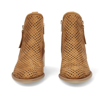 Botins femininos castanhos com perfurações circulares e salto médio