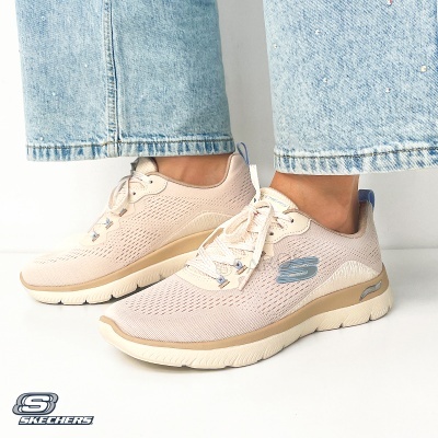 Ténis Skechers creme com detalhes azuis e jeans claros