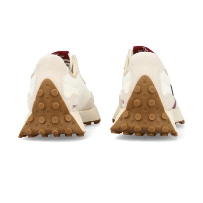 Ténis brancos com sola castanha texturizada vistos de trás