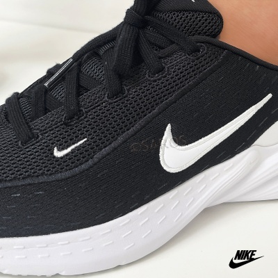 Ténis pretos com sola branca e logótipo Nike em branco