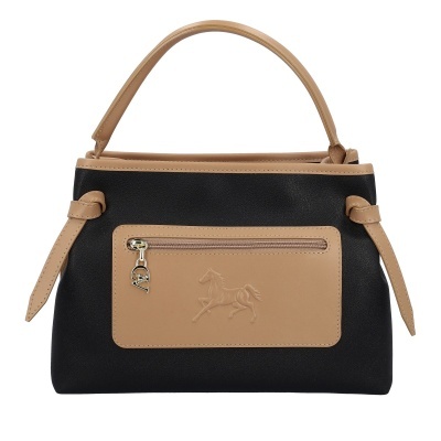 Mala de mão preta e bege com bolso frontal e pendente metálico