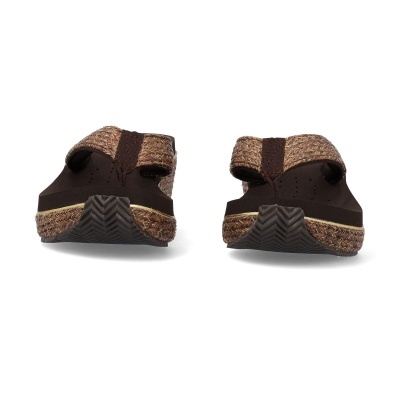 Sandálias castanhas com sola espessa e tiras largas