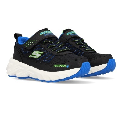 Ténis Skechers infantis pretos com detalhes azuis e verdes e sola branca e azul