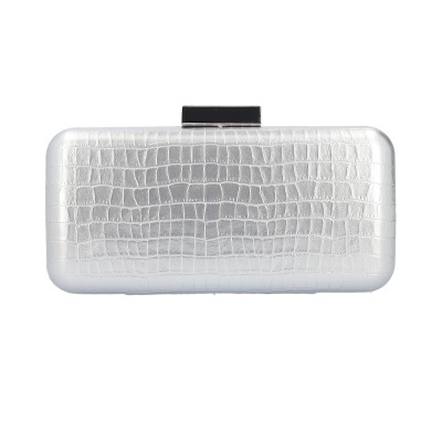 Clutch prateada com padrão tipo pele de crocodilo e fecho preto