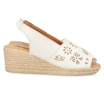 Sandália branca de senhora com salto anabela em ráfia e padrão floral recortado