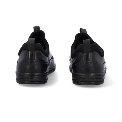 Sapatilhas pretas em pele vistas de trás