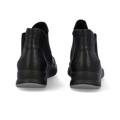 Sapatos pretos em pele e tecido vistos de trás