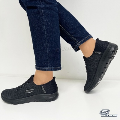 Sapatos desportivos pretos Skechers em fundo branco