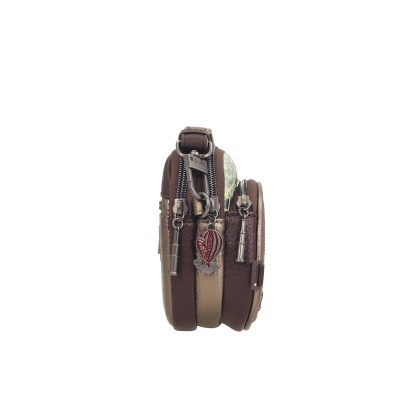 Bolsa pequena de mão de tecido castanho com três zípers e puxadores metálicos