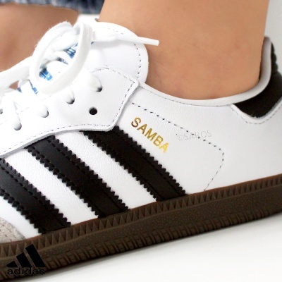 Sapatilha Adidas Samba branca com riscas pretas e sola castanha