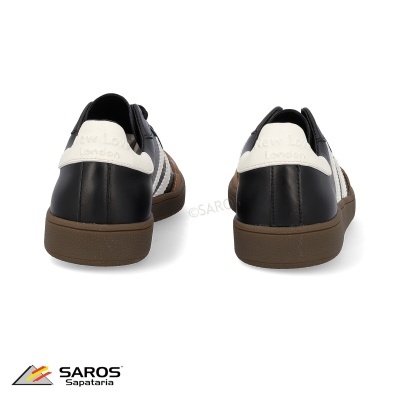 Sapatilhas pretas com sola castanha e detalhe branco com texto 'New Look London'