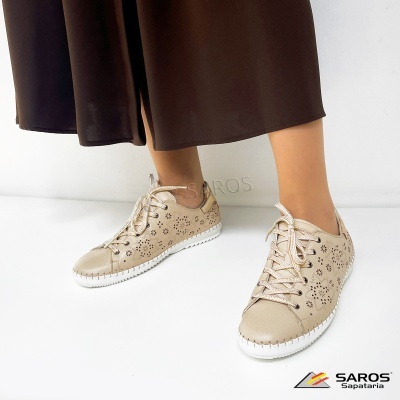 Sapatos desportivos bege com padrão de flores e sola branca