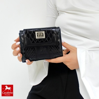 Carteira preta pequena com textura e placa metálica com logótipo