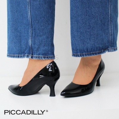 Sapatos de salto médio preto em verniz com calças de ganga azul