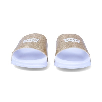 Sandálias douradas brilhantes Levis com sola branca mostrando a frente