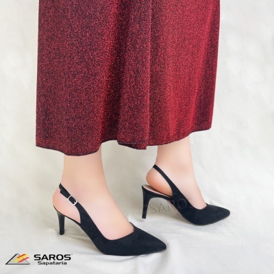 Sapatos de salto alto pretos com saia vermelha brilhante