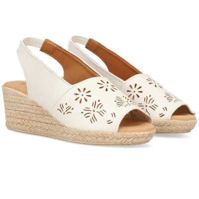 Sandálias de cunha bege com recortes florais e sola de ráfia trançada