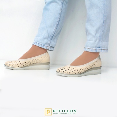 Sapatos rasos bege com perfurações e sola cinzenta