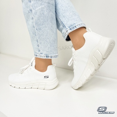 Sapatilhas Skechers brancas com sola branca e logótipo cinza