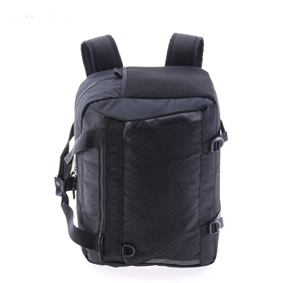 Mochila preta com texturas quadriculadas e alças acolchoadas
