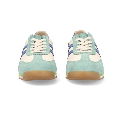 Par de sapatilhas azul claro e branco com riscas azuis e sola castanha