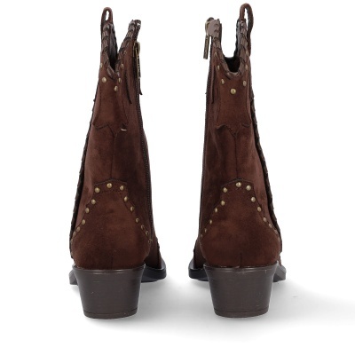 Botas castanhas em camurça com tachas douradas e salto médio visto de trás