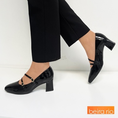 Sapatos pretos de verniz com salto médio e tiras cruzadas