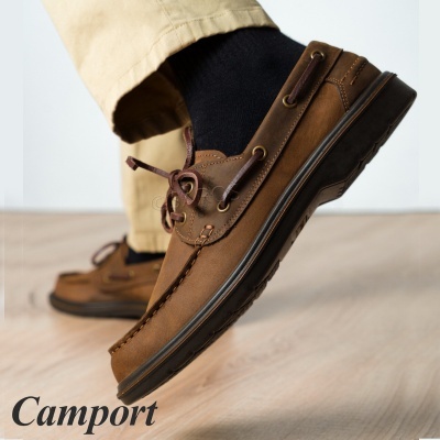 Sapatos castanhos de couro Camport com sola preta e atacadores castanhos