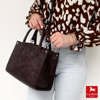 Mala de mão de pele castanha com padrão em relevo e alças duplas