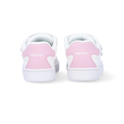 Ténis brancos com detalhe rosa suave e logo GEOX nas costas