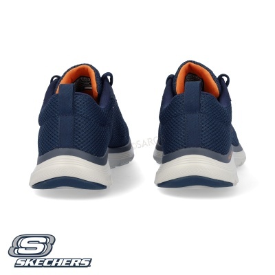 Ténis Skechers azul escuro com interior laranja e sola branca vistos de trás