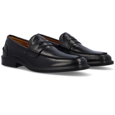 Par de sapatos masculinos tipo mocassim em pele preta