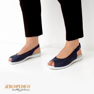 Sandálias femininas azuis com sola branca e calças pretas em fundo branco