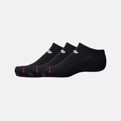 Três pares de meias negras com logo NB branco e texto vermelho na ponta