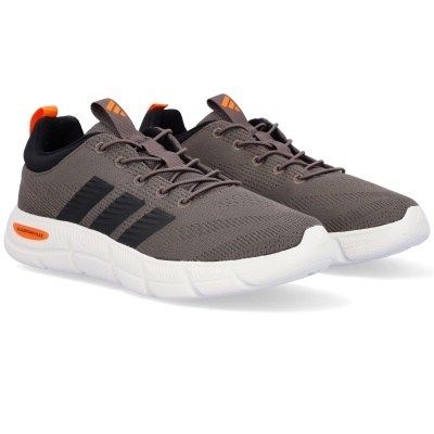 Ténis desportivos cinza com sola branca e detalhes em preto e laranja