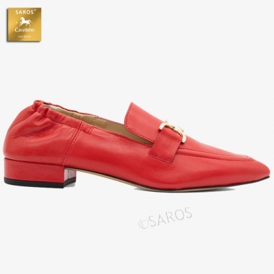 Sapato plano feminino vermelho em couro com detalhe dourado e sola bege