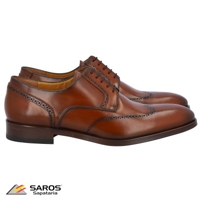 Sapatos de couro castanho para homem com detalhes decorativos e atacadores, em fundo branco.