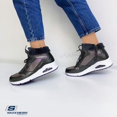 Ténis Skechers Feminino pretos com detalhes roxos e sola branca, acabamento peludo
