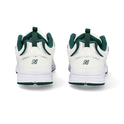 Sapatilhas desportivas brancas com detalhes verdes vistas de trás