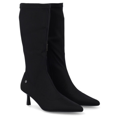 Botas pretas de cano médio com salto fino e bico fino