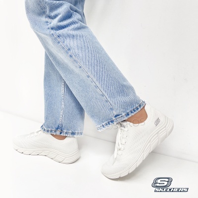 Ténis brancos Skechers com calças de ganga claras