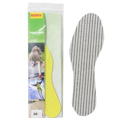 Palmilhas amarelas perfuradas e brancas com riscas em embalagem plástica