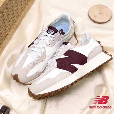 Ténis New Balance brancos com detalhes em bege e vinho sobre tecido bege