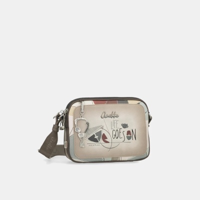Bolsa pequena com texto decorativo e pendente metálico