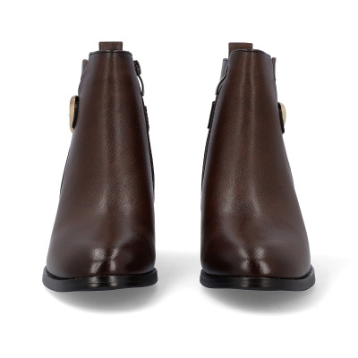 Botas de couro castanho escuro com detalhe dourado lateral sobre fundo branco