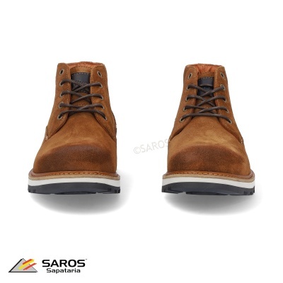 Botins castanhos em camurça com atacadores pretos e sola branca sobre fundo branco