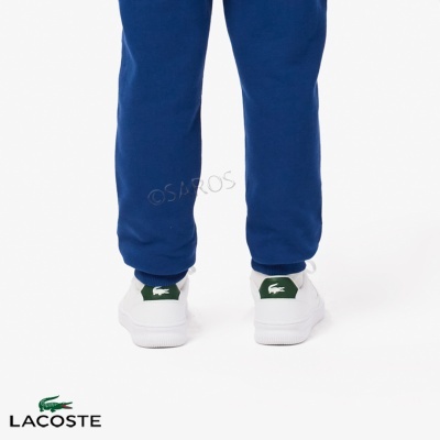 Sapatos desporto brancos com logo Lacoste em fundo branco