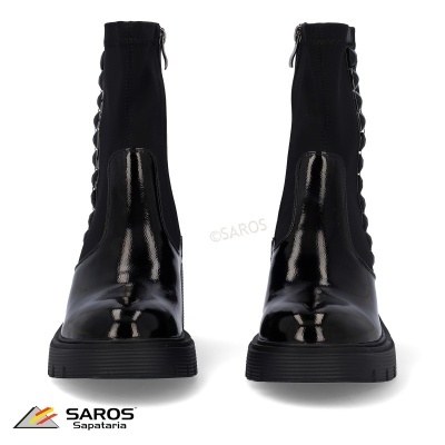 Par de botas pretas femininas com sola preta e parte superior elástica lisa