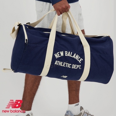 Mala desportiva azul da New Balance com texto branco e alças brancas