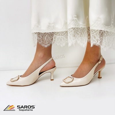 Sapatos de senhora bege com salto médio e detalhe dourado